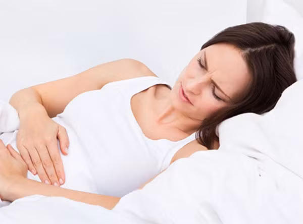 Đối với trường hợp bị băng huyết sau sinh cần cầm máu, mọi người có thể lấy lá bọ mẩy tươi đem giã hoặc xay, chắt lấy nước cốt cho sản phụ uống ngay lập tức. Ảnh: Afamily.