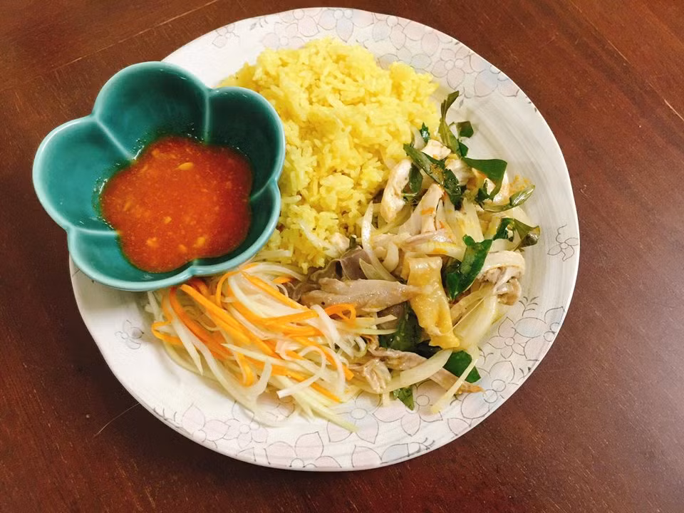 Không cần phải đến Hội An bạn vẫn có thể thưởng thức cơm gà ngay tại nhà của mình. Đây chính là món ăn thể hiện sự khéo tay cực kỳ của cô gái này.