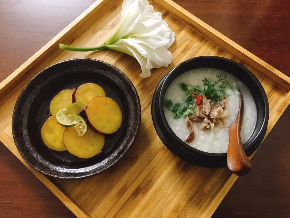 Dù không nấu cơm những vẫn phải đảm bảo đủ chất, ngon miệng với cháo gà và khoai lang luộc.