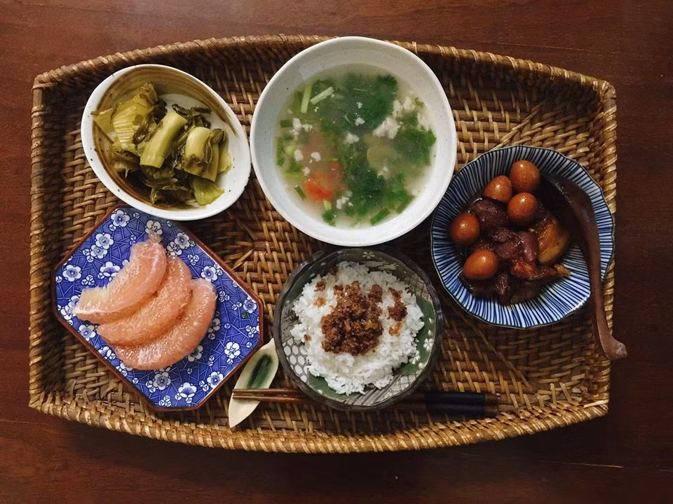 Thịt kho trứng cút, dưa muối, canh ngao nấu chua, cơm trắng, tráng miệng với bưởi. Bữa ăn một mình này thực sự khiến nhiều người ngưỡng mộ vì đầy đủ và ngon miệng.