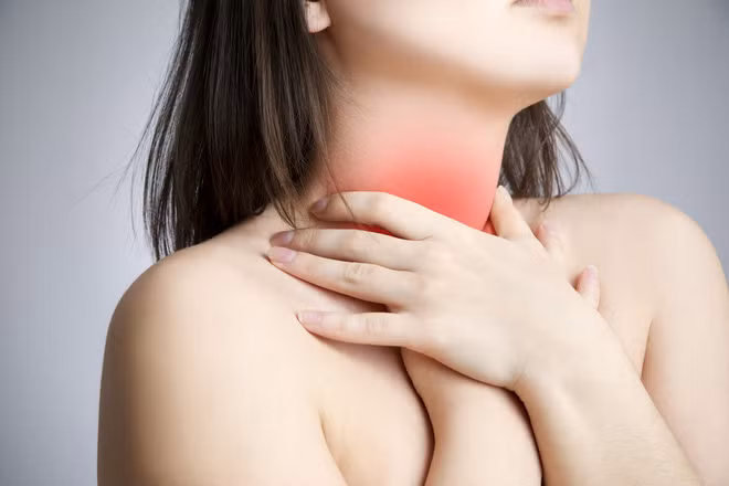 Lá khế thêm ít muối trắng đem giã nát vắt lấy nước cốt cho người bị viêm họng cấp ngậm và nuốt dần. Mỗi ngày ngậm 2-3 lần. Ảnh: Nhân sâm nhung huơu