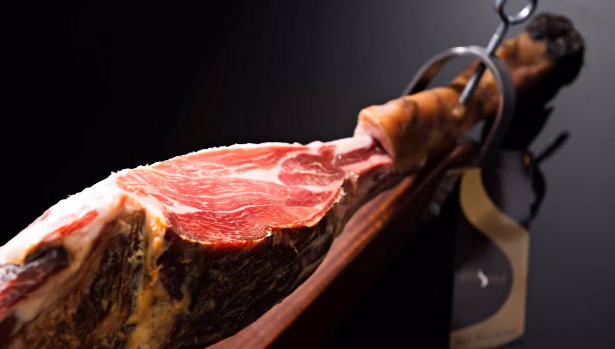 Theo các chuyên gia ẩm thực, nếu lợn Iberia ăn ngũ cốc nhiều hơn, nó sẽ cho ra loại thịt giăm bông ngon lành giống như prosciutto.