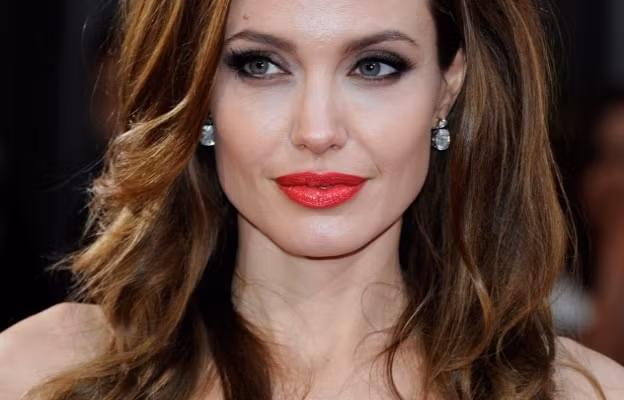 Là ngôi sao hàng đầu Hollywood, nhan sắc và tài năng của Angelina Jolie đã được khẳng định. Sau cuộc đổ vỡ hôn nhân với Brad Pitt tưởng chừng sẽ khiến nữ diễn viên nổi tiếng Hollywood gục ngã nhưng thật sự cô đã khiến bao người ghen tỵ khi luôn rạng ngời, trẻ đẹp mỗi khi xuất hiện. Ảnh: Kliuki. 