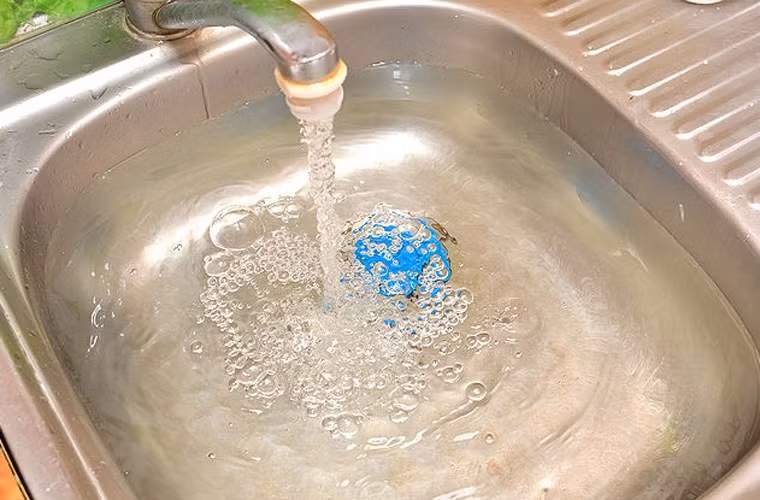 Nên ngâm vải qua nước muối loãng để loại bỏ độc tố, khi ăn nên dùng tay để bóc vải, không dùng răng cắn. Ảnh: Báo mới. 