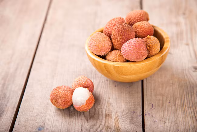Các chuyên gia khuyến cáo, thời điểm tốt nhất để ăn vải là sau bữa cơm, bởi lúc này cơ thể đã tích lỹ đủ lượng nước muối qua thức ăn nên ăn vải không sợ say và không sợ nóng. Ảnh: VTV.vn