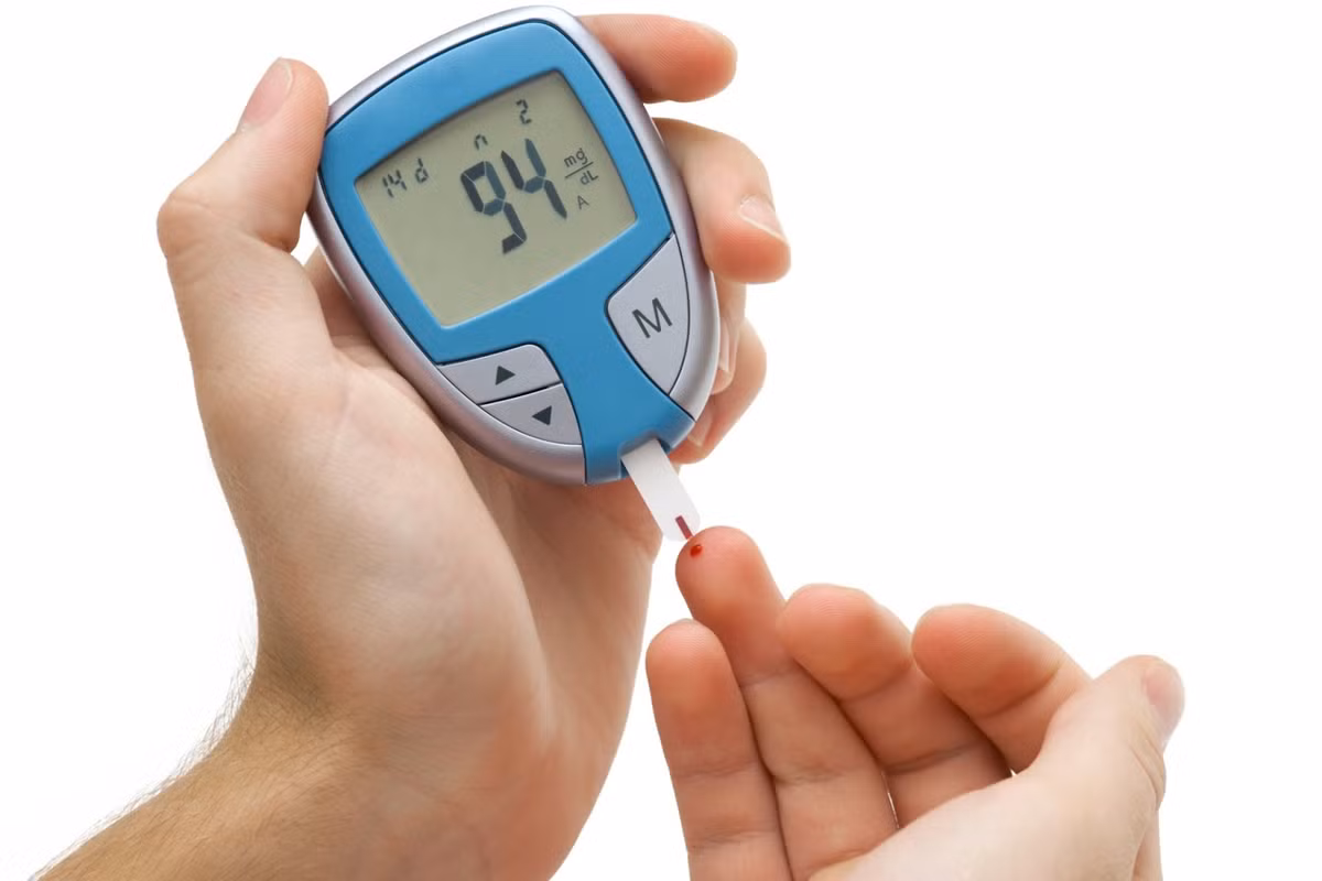 Người tiểu đường ăn nhiều vải: Vải có hàm lượng đường rất lớn, nếu người bị tiểu đường ăn quá nhiều vải sẽ khiến lượng đường trong máu tăng vọt, tình trạng bệnh xấu đi. Ảnh: Infonet.