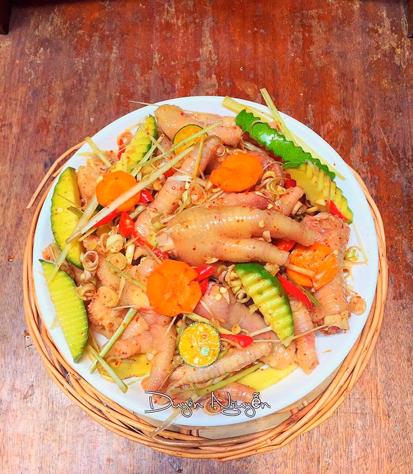 Bước 6: Để chân gà đã trộn vào trong ngăn mát của tủ lạnh khoảng nửa tiếng là có thể thưởng thức. 