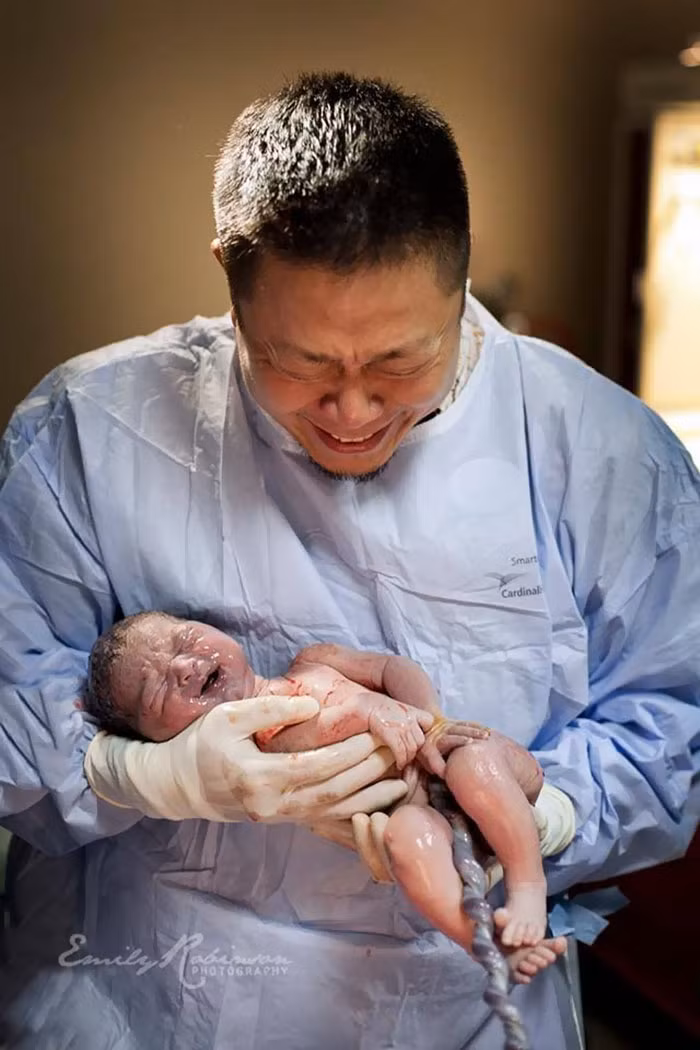 Người cha này chính tay đỡ đẻ cho vợ đón con mình chào đời và anh cũng không thể kìm nén niềm hạnh phúc từ tận đáy lòng. Nguồn ảnh: Borepanda, MD.
