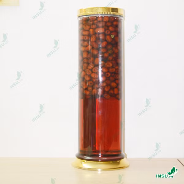 Ngâm rượu táo đỏ uống giúp máu lưu thông tốt hơn, tốt cho người mắc các bệnh ở tim mạch… Ảnh: Insu. 