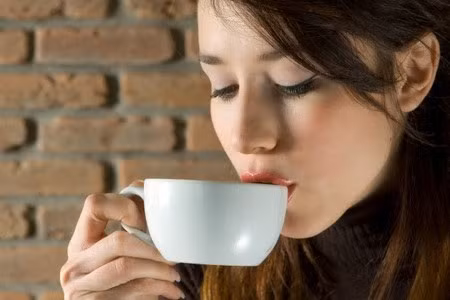 Đây là thời điểm lượng cortisol trong cơ thể của mọi người giảm xuống đến mức thấp nhất thế nên khi sử dụng cà phê sẽ không cảm thấy bị căng thẳng quá mức. Ảnh: Cây thuốc quý. 