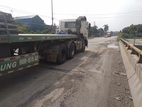 Không chỉ ban ngày mà ban đêm, xe quá khổ, quá tải còn hoạt động rầm rộ hơn.