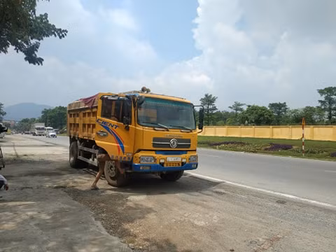 Đại úy Luyến chia sẻ: "Rất nhiều trường hợp chúng tôi xử phạt thật nặng, thời gian tới chúng tôi sẽ cử lực lượng đứng chốt hàng ngày để không còn tình trạng này xảy ra nữa" - Phó đội trưởng Đội CSGT số 11 cho hay.