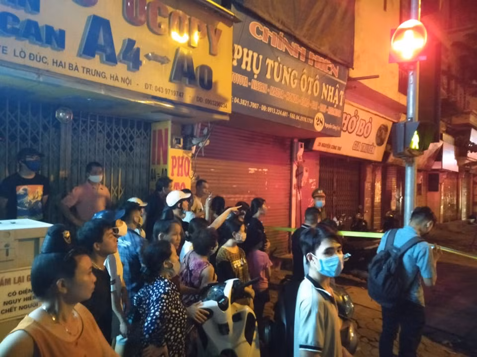 Sau khi nhận tin báo, Công an quận Hai Bà Trưng cùng các lực lượng của Công an quận Hoàn Kiếm, Phòng Cảnh sát phòng cháy, chữa cháy và cứu nạn, cứu hộ (Công an thành phố Hà Nội) và lực lượng tại chỗ đã đến hiện trường triển khai cứu nạn, cứu hộ.