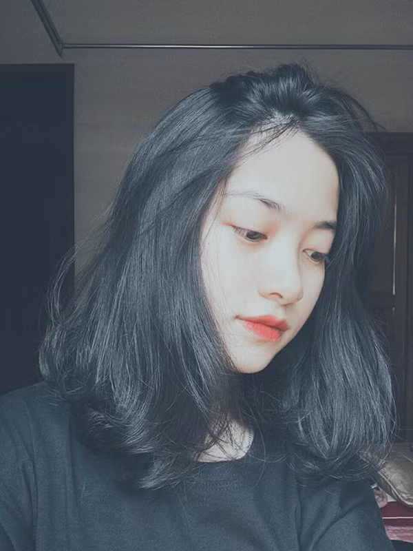 Nụ cười nhẹ nhàng, hiền lành của Quỳnh Anh khiến nhiều người xao xuyến, đây cũng là một trong những điểm cộng của cô bạn trong việc giao tiếp. Đến lớp, Quỳnh Anh cũng giản dị như bao bạn bè khác, chỉ khi đi chơi, cô nàng mới xúng xính diện váy áo và trang điểm nhẹ.