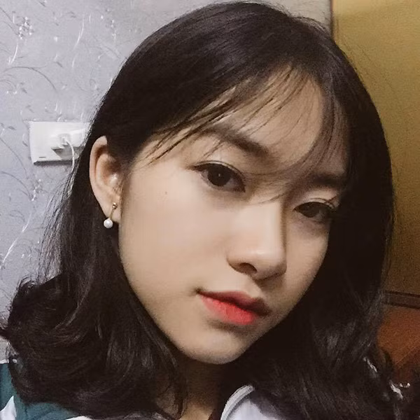 Quỳnh Anh cho biết, cô bạn là một học sinh bình thường ở lớp. Ngoài giờ học, cô bạn này thường nhờ chị gái (đang học ở Sài Gòn) tư vấn thêm về kiểu tóc, trang phục. Cũng nhờ sự chỉ đạo từ xa mà Quỳnh Anh luôn tự tin với gu thời trang đa dạng của mình.