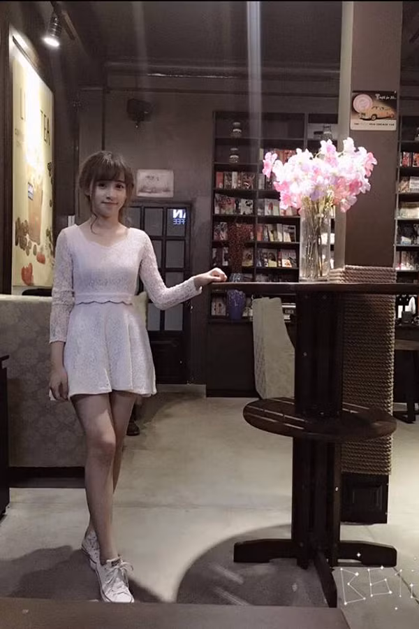 Chia sẻ về cách chăm sóc bản thân, Hoàng Ân cho biết mỗi lần ra đường, cô bạn thường bịt kín mít để tránh bụi vào ban ngày, ban đêm sẽ đắp mặt nạ và dùng mỹ phẩm tránh gây kích ứng da.