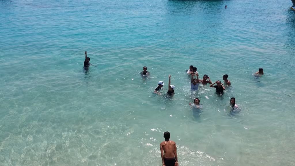 Thời gian đẹp nhất để đến đảo Hòn Câu từ tháng 1-6, Bình Thuận đã nổi tiếng thời tiết rất nắng và nóng, nên các bạn chú ý trang phục kỹ càng, sử dụng kem chống nắng để bảo vệ da, chuẩn bị đồ ăn, nước uống.