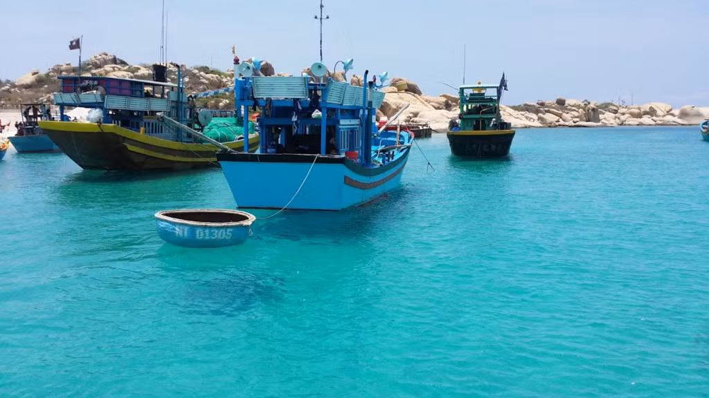 Khoảng 30 phút trên biển, đảo đã thấp thoáng hiện ra là một núi đá dài, cây cỏ ít và hầu hết đều bị cháy nắng. Ghe càng tới gần đảo, bạn sẽ phải trầm trồ ngạc nhiên bởi vẻ đẹp của Cù Lao Câu. Nước biển trong veo, xanh ngọc bích, bãi cát trắng dài, những khối đá to lớn, đủ mọi hình thù và kích cỡ làm ai trong đoàn cũng ngỡ ngàng và vui thích.