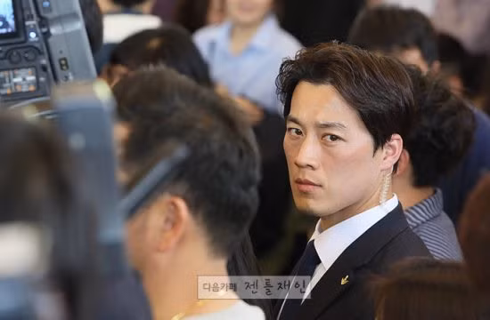 Trong bài phỏng vấn mới nhất với The Korea Times, Choi Young Jae nói rằng anh rất bất ngờ khi được nhiều người quan tâm, song cũng lo lắng vì điều đó. "Mọi người nên chú ý đến tổng thống, không phải tôi", nam vệ sĩ nhấn mạnh đồng thời cũng lo ngại sự nổi tiếng của mình có thể gây rắc rối cho Tổng thống Hàn Quốc Moon Jae In.
