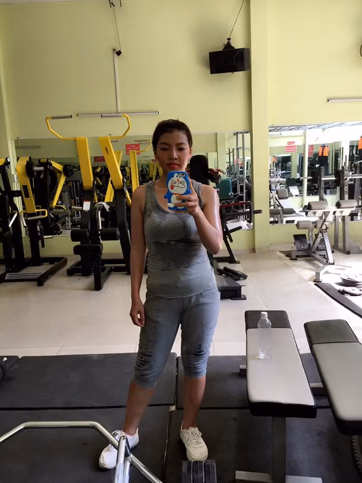 "Thị Nở tái sinh" mình đầy đổ mồ hôi ở phòng tập nhằm có được vóc dáng thon gọn phù hợp với nhan sắc xinh đẹp sau thẩm mỹ.