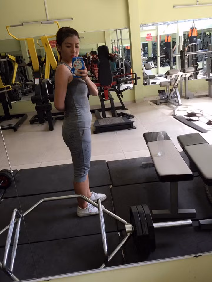 Đi kèm với dòng chú thích này là loạt hình ảnh mẹ đơn thân tập luyện hăng say.