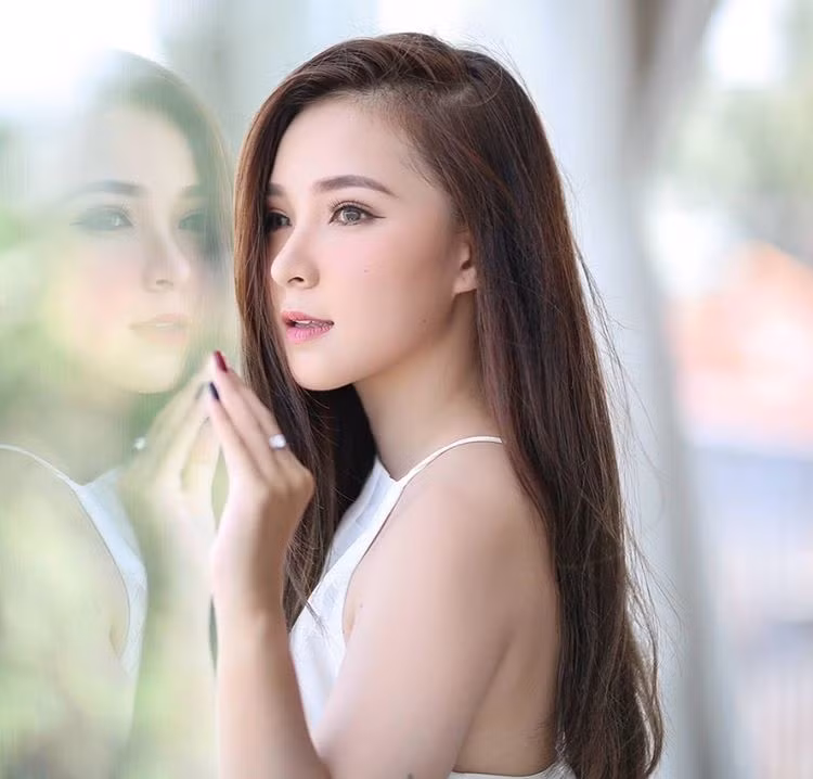 Diễm Mai khá tự tin thể hiện trước ống kính. Cô thường xuyên nhận lời làm người mẫu ảnh.