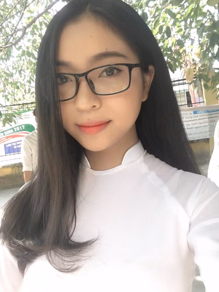 Cô là một nữ sinh có nhan sắc nổi bật trong trường, được chú ý trên cộng đồng mạng.