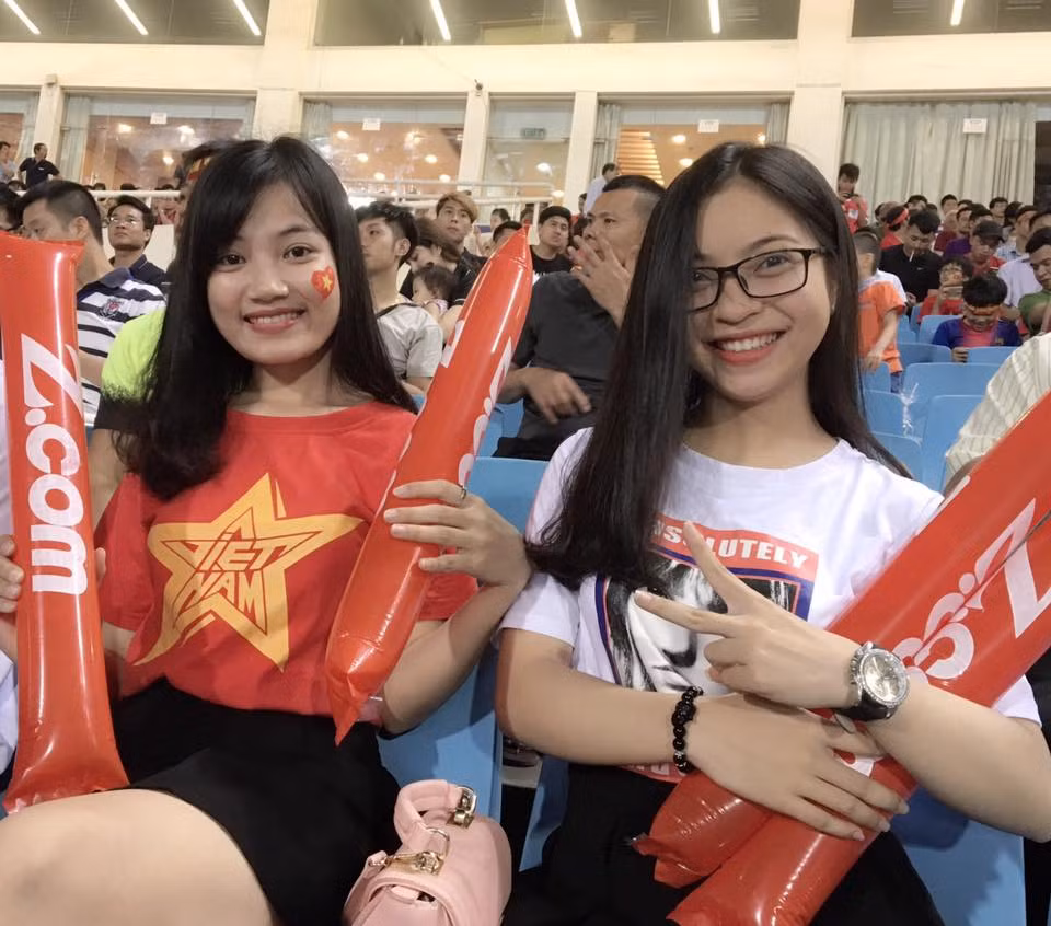 Trên khán đài, 2 nàng xinh đẹp là bạn gái của Minh Dĩ và bạn gái Quang Hải rất thân thiết.