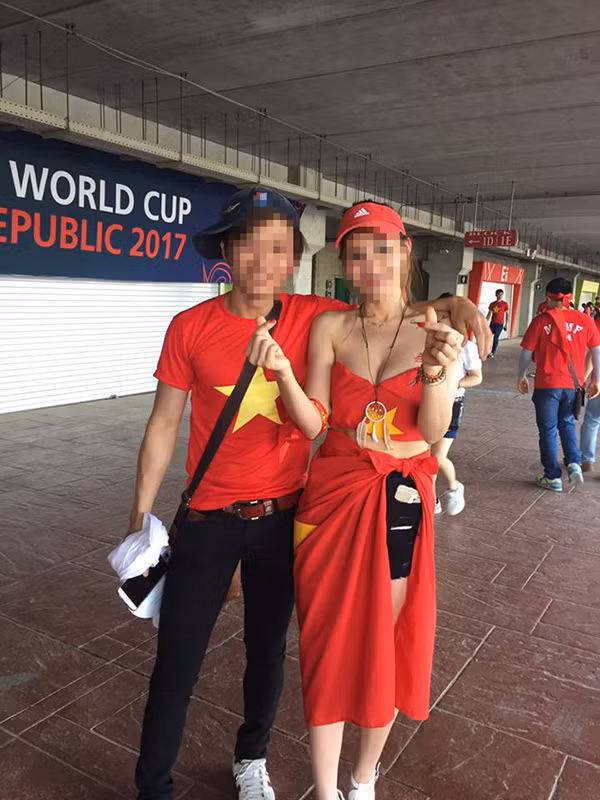 Theo ảnh chụp thì cô gái này trông khá sành điệu, đeo kính mát, đi giày cao gót. Cô gái trông nổi bật với làn da trắng, trong trang phục áo đỏ cúp ngực khá gợi cảm. Tuy nhiên, việc có in hình ngôi sao vàng trên áo, cùng với hành động dùng lá cờ Tổ quốc quấn ngang phần từ hông đến chân trong suốt hiệp 1 đứng cổ vũ cho tuyển Việt Nam càng khiến cô thu hút sự chú ý hơn.