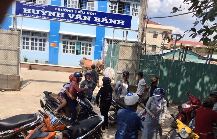 Lãnh đạo Phòng GD-ĐT và BGH nhà trường đã đến bệnh viện thăm hỏi các học sinh bị nạn; đồng thời đang ổn định, trấn an các bậc phụ huynh.
