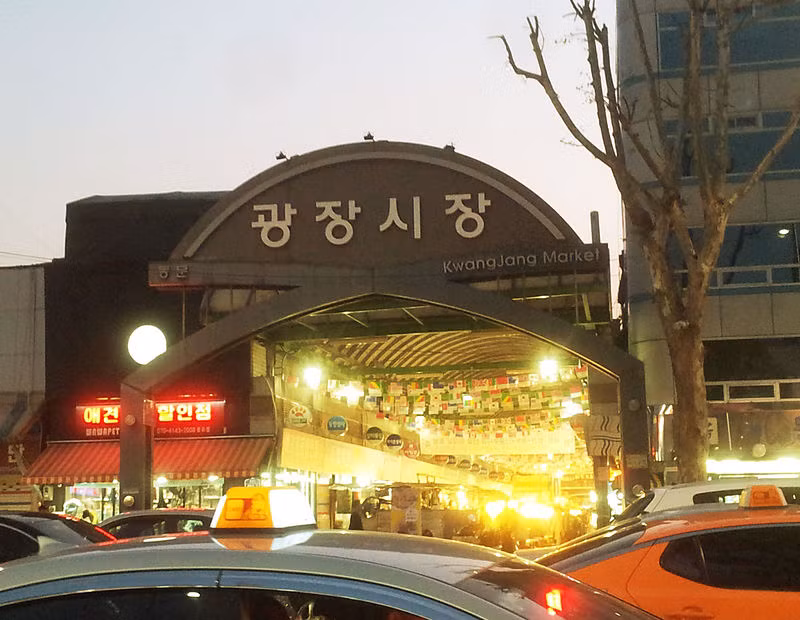 Chợ Gwangjang nhìn từ bên ngoài vào. Ảnh: Wikipedia.