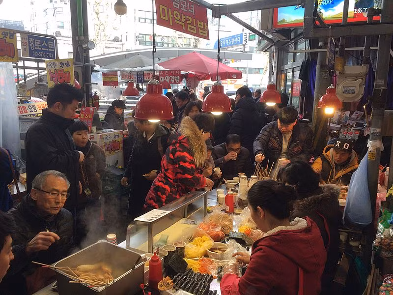 Còn đây là quầy hàng bán mayak kimbap với rất đông thực khách. Ảnh: Wikipedia.