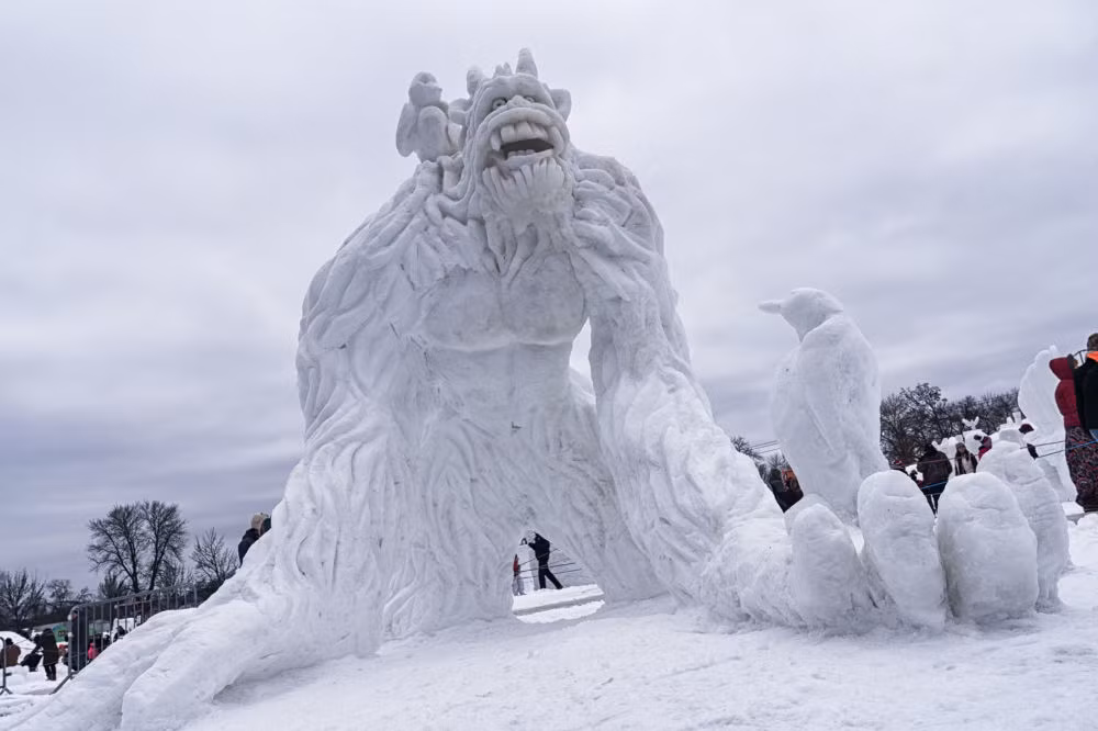 Tác phẩm điêu khắc người tuyết (Yeti) khổng lồ tham dự cuộc thi điêu khắc bằng tuyết tại Hội chợ bang Minnesota, Mỹ.