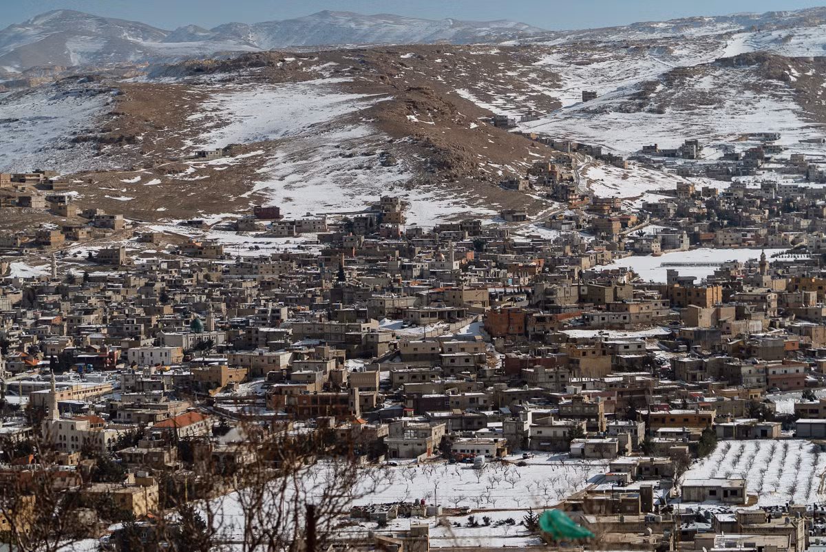 Được biết, thị trấn Arsal đã bị các lực lượng vũ trang Lebanon cô lập từ năm 2014, khi khủng bố IS và các nhóm phiến quân khác tràn vào thị trấn này. Đến tháng 8/2017, Quân đội Lebanon và phong trào Hezbollah tuyên bố thị trấn Arsal đã được giải phóng hoàn toàn khỏi nhóm IS.
