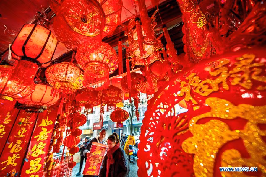 Những đồ trang trí dịp Tết được bày bán trong một cửa hàng ở Lệ Thuỷ, tỉnh Chiết Giang, ngày 25/1.