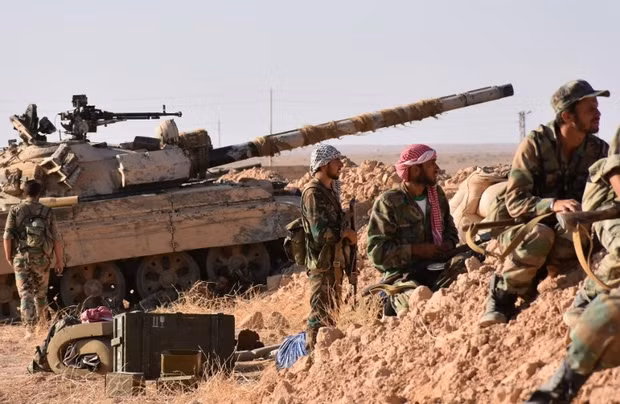 Hãng Fars (Iran) dẫn nguồn tin chiến trường cho hay, Quân đội Syria đã triển khai thêm nhiều đoàn xe quân sự từ miền Nam Syria tới các khu vực phía Bắc, Tây Bắc tỉnh Hama và Đông Nam Idlib. Ảnh: MEE.