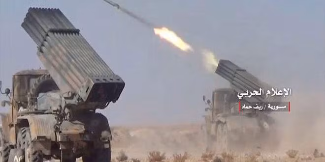 “Các đoàn xe quân sự khác của Quân đội Syria cũng đã được điều động tới Bắc và Đông Bắc Aleppo, trong đó có vùng Tal Rafat ở Bắc Aleppo và vùng ngoại ô thành phố Manbij, nơi các tay súng phiến quân do Ankara hậu thuẫn đồn trú”, nguồn tin cho hay. Ảnh: SANA.