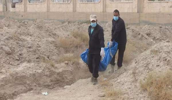 Rùng mình hố chôn tập thể hơn 800 dân thường tại Raqqa - Hình 2 Rung minh ho chon tap the hon 800 dan thuong tai Raqqa-Hinh-2