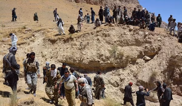 Rùng mình hố chôn tập thể hơn 800 dân thường tại Raqqa - Hình 3 Rung minh ho chon tap the hon 800 dan thuong tai Raqqa-Hinh-3
