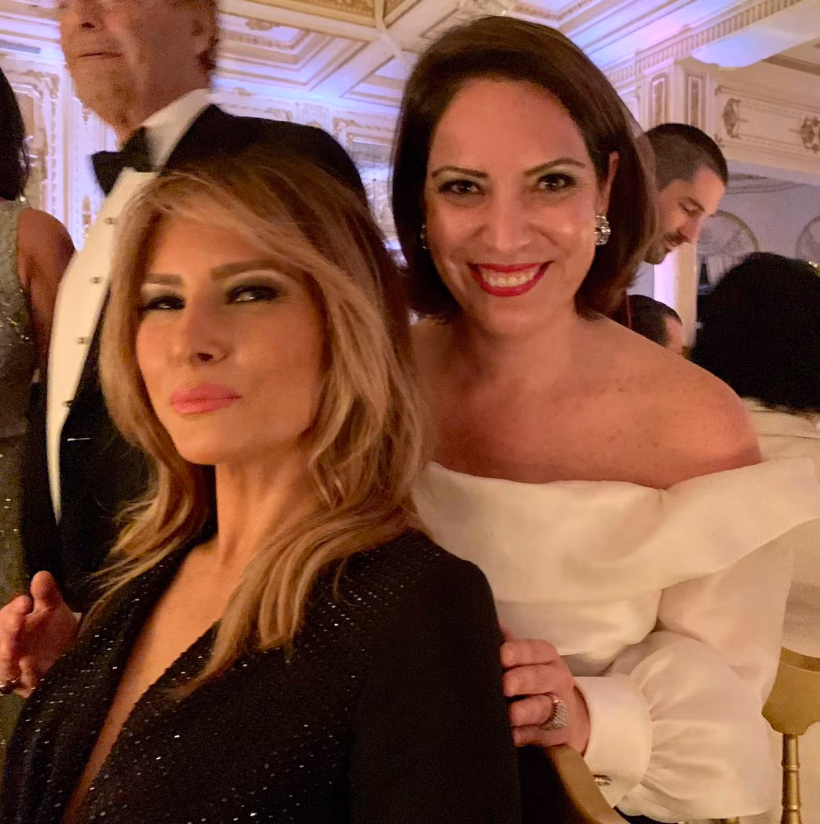 Một vị khách chụp ảnh cùng Đệ nhất phu nhân Melania. Ảnh: Twitter.