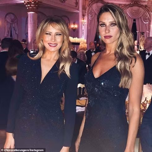 Tại buổi tiệc, Đệ nhất phu nhân Melania Trump (trái) đã diện một chiếc váy đen tay dài cổ chữ V làm toát lên vẻ quý phái và sang trọng. Ảnh chụp Đệ nhất phu nhân Mỹ Melania đứng cạnh bà Amanda Ungaro, phu nhân của Đại sứ Liên Hợp Quốc tại Khối Thịnh Vượng chung Dominica Paolo Zampolli. Ảnh: Instagram.