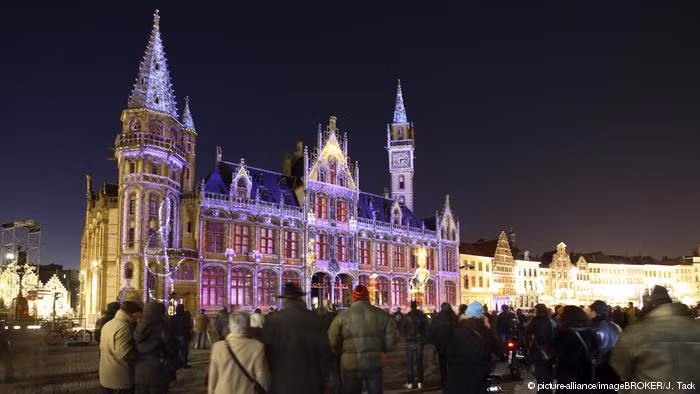 Lễ hội ánh sáng ở thành phố Ghent của Bỉ, được tổ chức 3 năm một lần, thu hút hơn nửa triệu khách du lịch từ khắp nơi trên thế giới. Mời độc giả xem thêm video: Lễ hội nặn người tuyết ở Iran (Nguồn: VTC14)