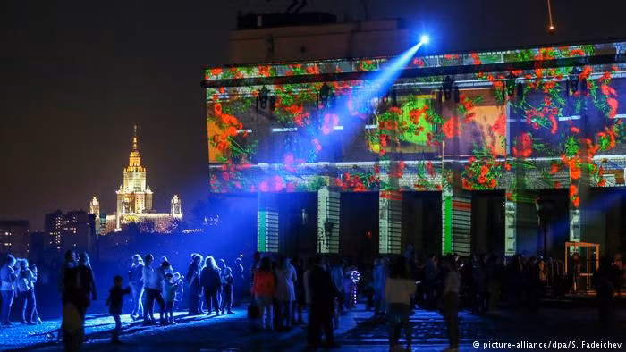 Thủ đô Moscow (Nga) trở nên lung linh đầy màu sắc trong lễ hội ánh sáng Circle of Light vào cuối hè.