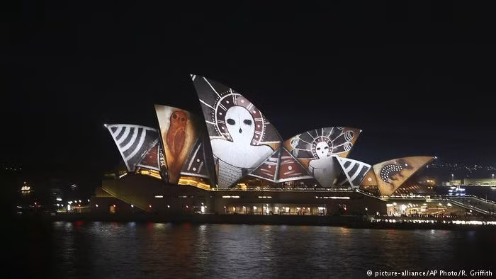 Tại Australia, lễ hội Vivid Sydney – chủ yếu diễn ra vào tháng 6 – thu hút hơn 2 triệu du khách mỗi năm.