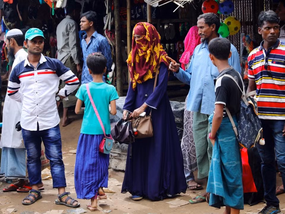 Cha của Formin, Mohammed Hossain, đã hình dung về một tương lai tốt đẹp hơn cho con gái của ông. Ảnh: Formin đứng cạnh cha cô khi chờ xe tuk tuk tại Cox’s Bazar, Bangladesh, để tới Chittagon nhập học. 