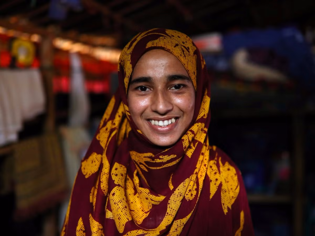 Theo Insider, thiếu nữ Rohingya Formin Akter từng sống trong một ngôi làng ở bang Rakhine, Myanmar. Bất chấp tình trạng bạo lực bùng phát tại bang này, Formin cùng chị gái cô vẫn cố gắng để tốt nghiệp trung học. (Nguồn ảnh: Insider) 