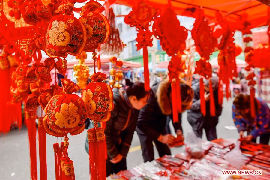 Người dân chọn mua đồ trang trí dịp Tết tại khu chợ ở huyện Long Lý, tỉnh Quý Châu, ngày 27/1.