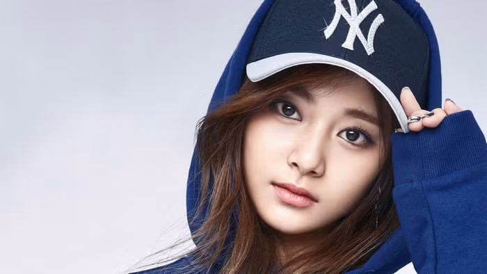 Chu Tử Du (19 tuổi), thường được biết đến với nghệ danh Tzuyu, là nữ ca sĩ Hàn Quốc gốc Đài Loan. Cô là thành viên của nhóm nhạc Twice.