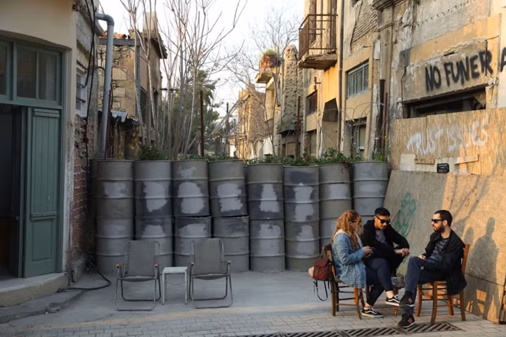 Hình ảnh ranh giới phân chia bên trong thành phố Nicosia ngày 7/3/2017. Phía nam thành phố này thuộc về Cộng hòa Síp Hy Lạp trong khi phía bắc do Cộng hòa Síp Thổ Nhĩ Kỳ kiểm soát, sau khi nó bị chia cắt trong cuộc chiến năm 1974. Ở phía nam, Cộng hòa Síp Hy Lạp được quốc tế công nhận và là một thành viên của EU, trong khi ở phía bắc, Cộng hòa Bắc Síp Thổ Nhĩ Kỳ chỉ được Thổ Nhĩ Kỳ công nhận nhưng vẫn có có hàng nghìn quân đóng tại đây.