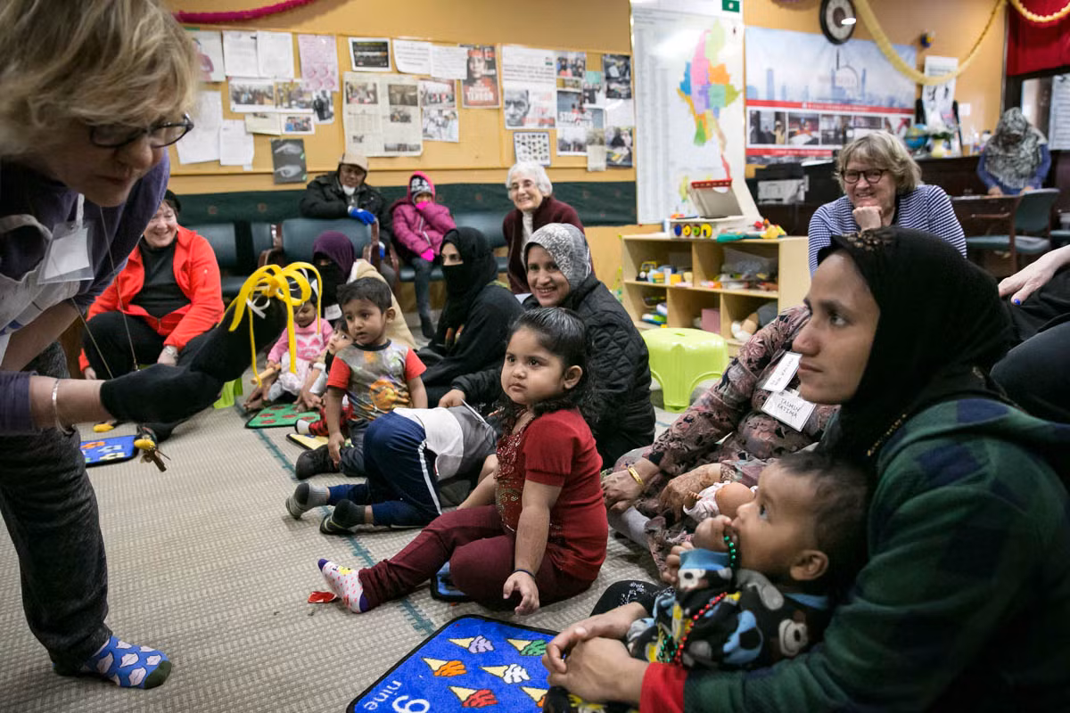 Các bà mẹ Rohingya ngồi cùng với con trong lớp học “Mẹ và tôi” tại Trung tâm Văn hóa Rohingya ở Chicago.